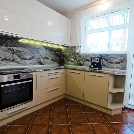 Spacious And Bright Maisonette Center