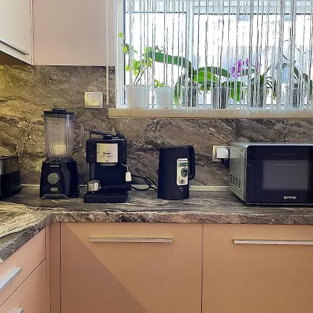 Spacious And Bright Maisonette Center Apartment *