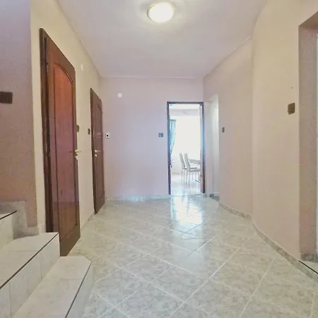 Spacious And Bright Maisonette Center