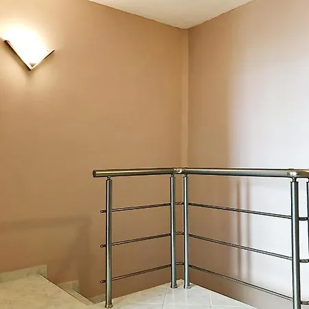 Spacious And Bright Maisonette Center * Warna