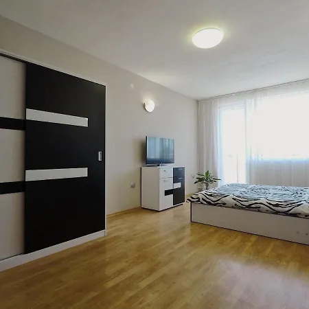 Spacious And Bright Maisonette Center Apartment *