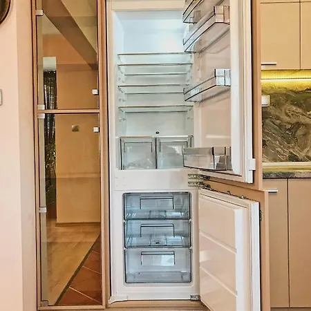 Spacious And Bright Maisonette Center Apartment Warna